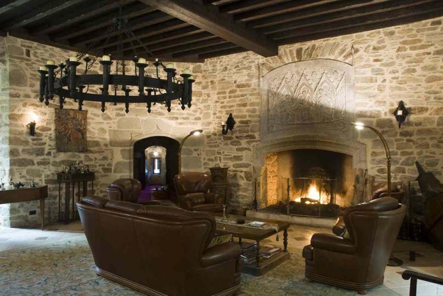 Замок Montbrun во Франции