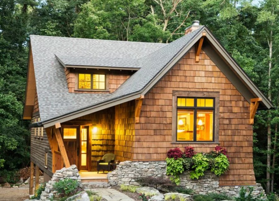 Небольшой деревянный дом с мансардой