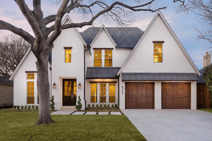 Дом в стиле фармхаус с мансардой