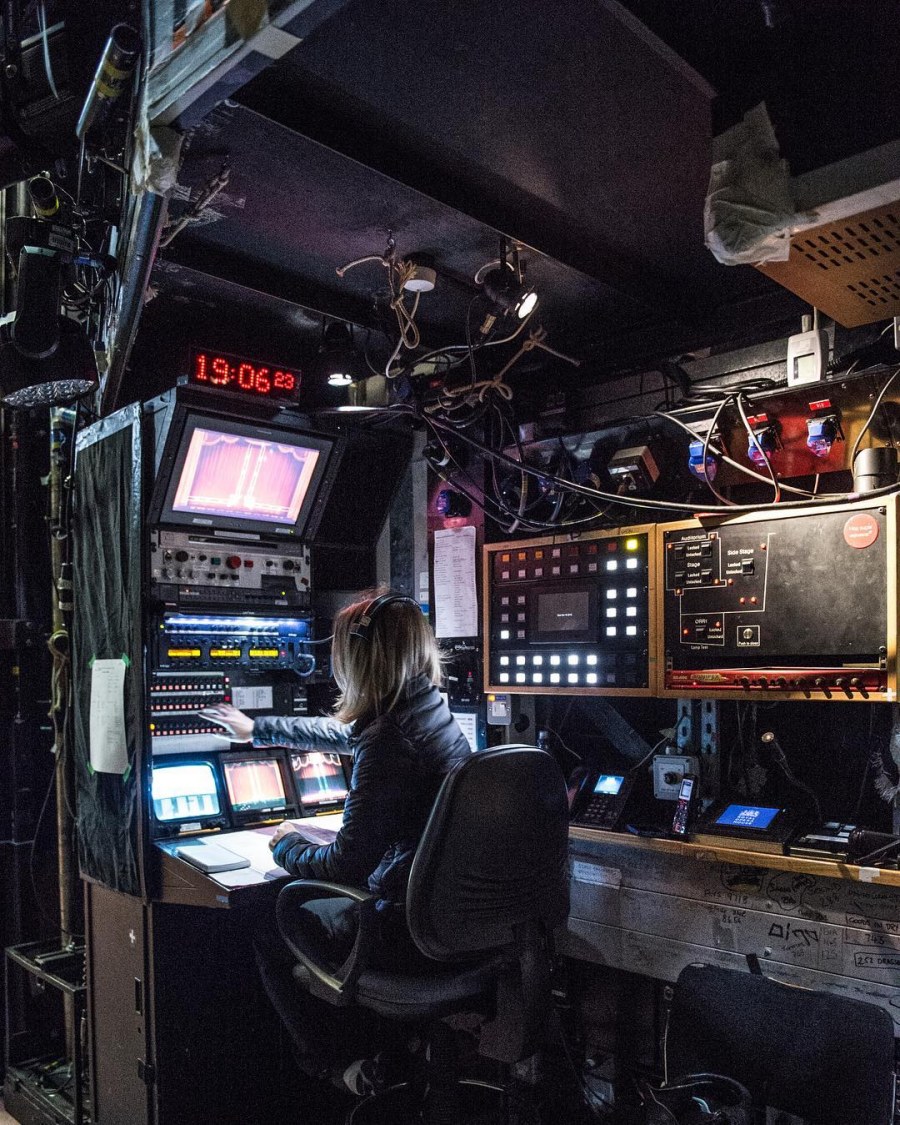 Украшения в комнату в стиле киберпанк