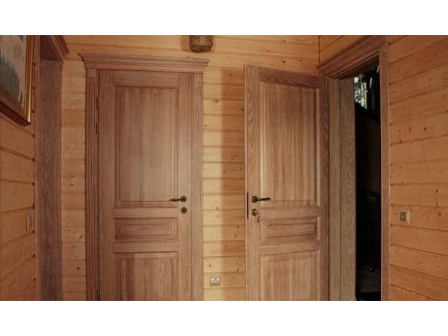 Двери в деревянном доме