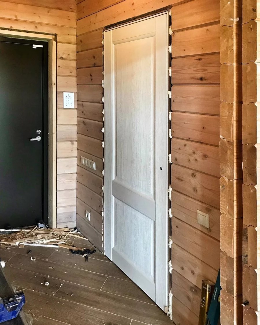 Двери в деревянном доме