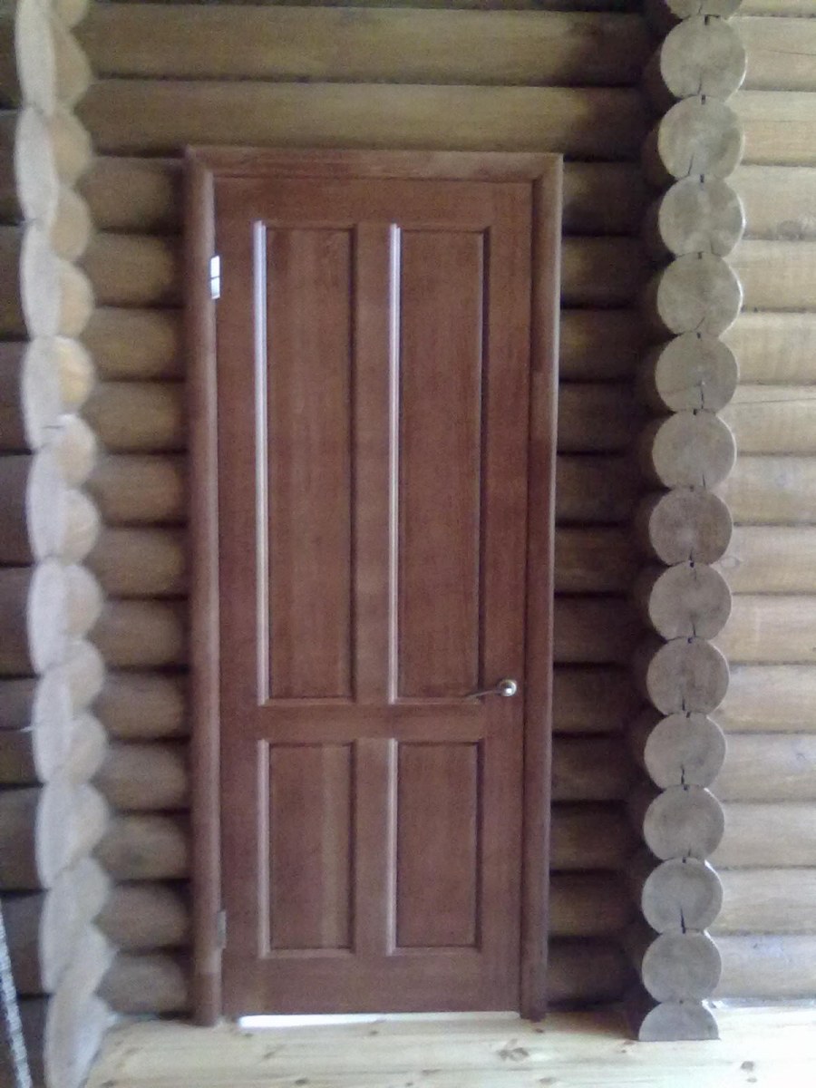 Двери в деревянном доме