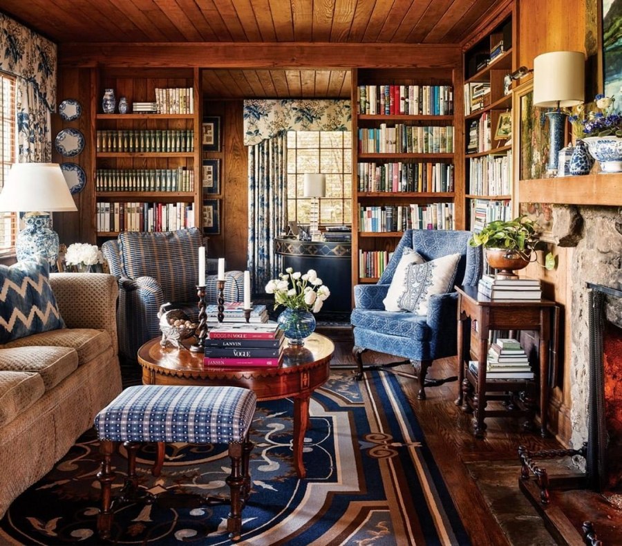 Библиотека с камином в интерьере