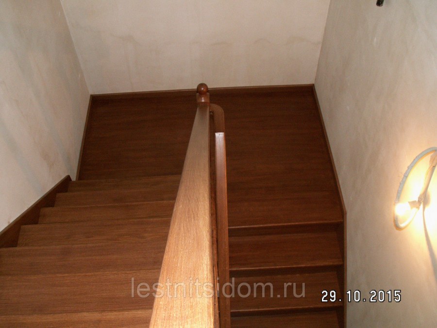 Лестница деревянная двухмаршевая