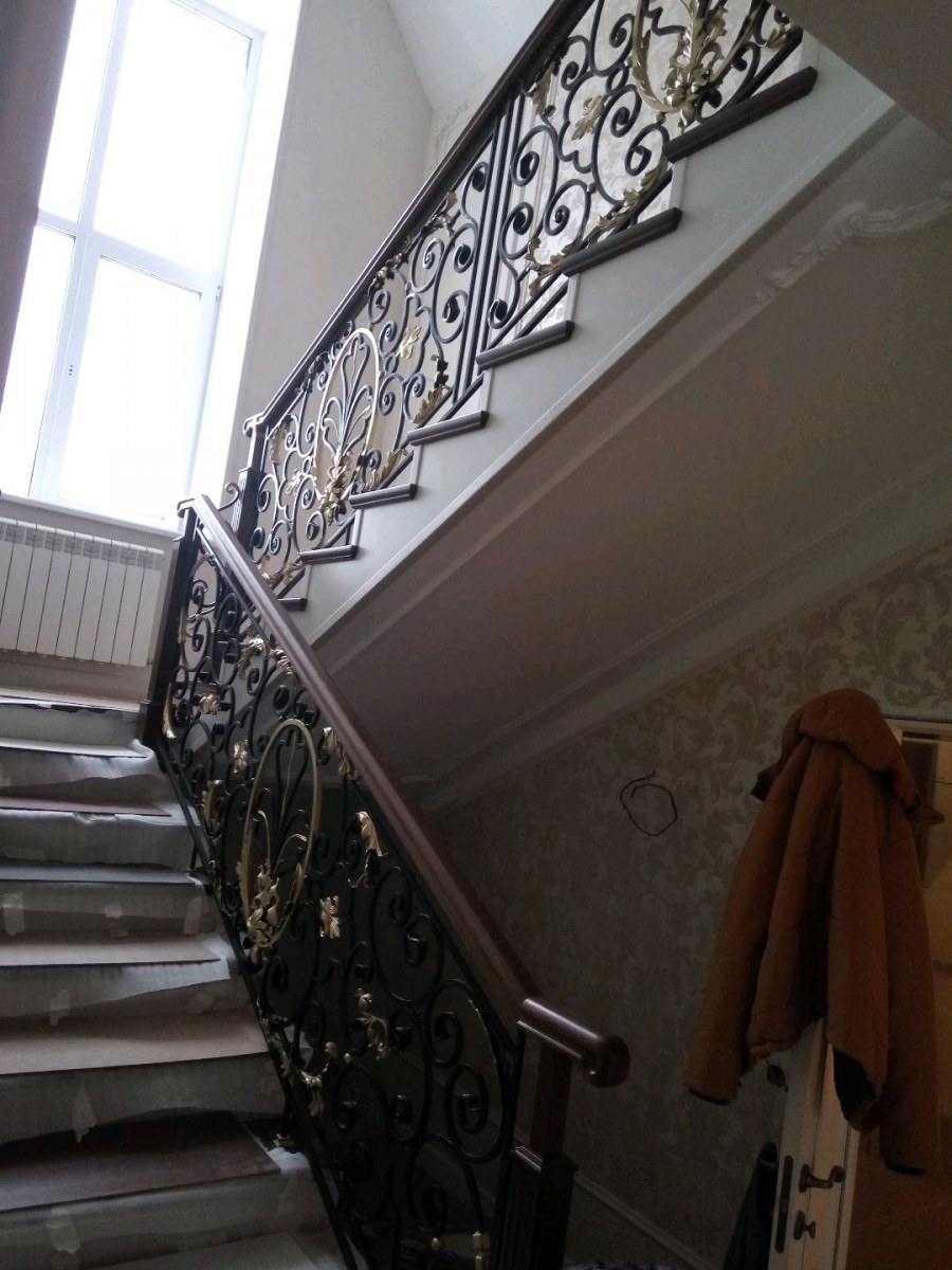 Лестница из дуба с ковкой