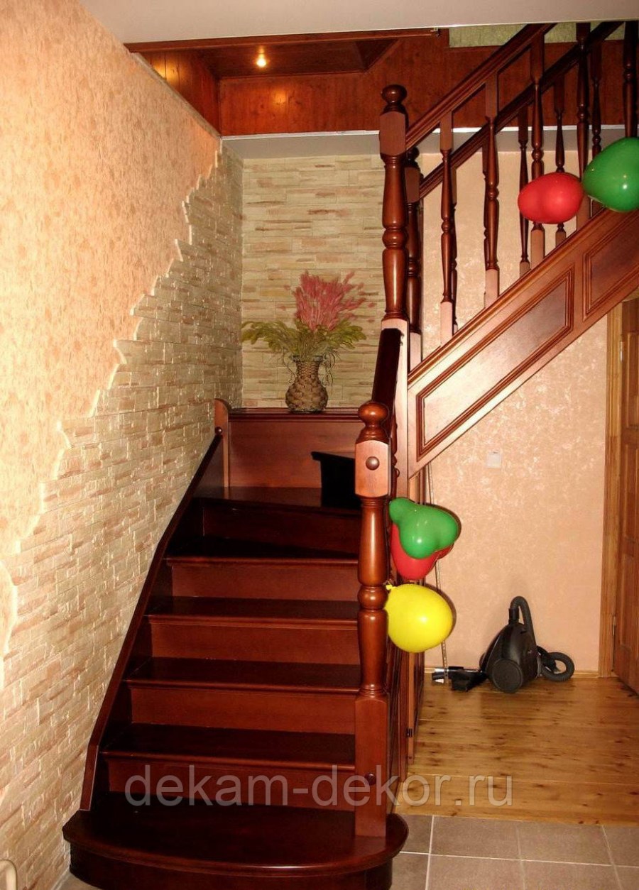 Отделка стен на лестнице в частном доме