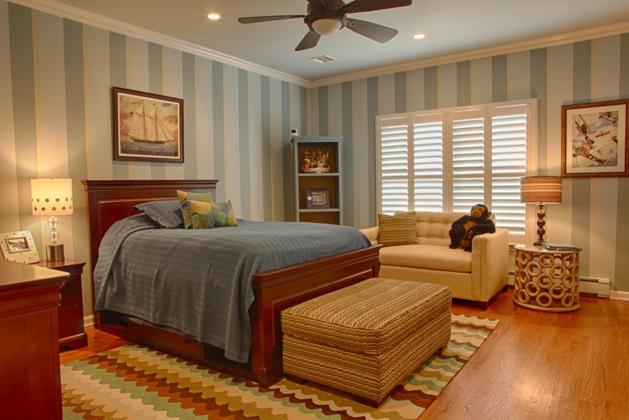 Комната с полосатыми обоями