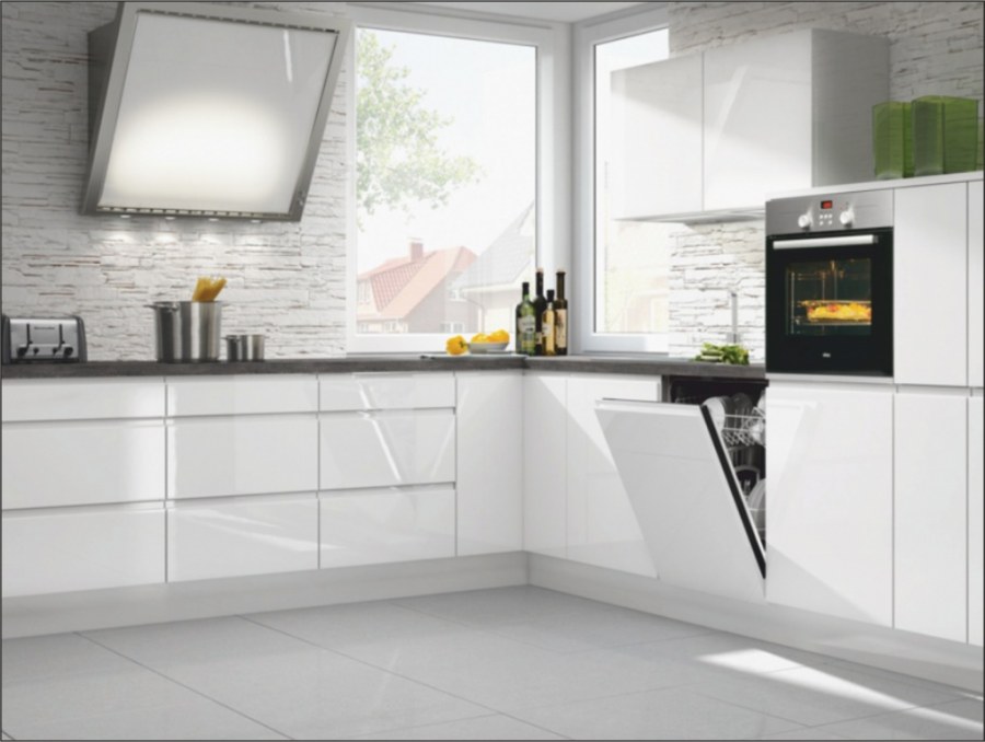 Белая кухня с ручкой gola