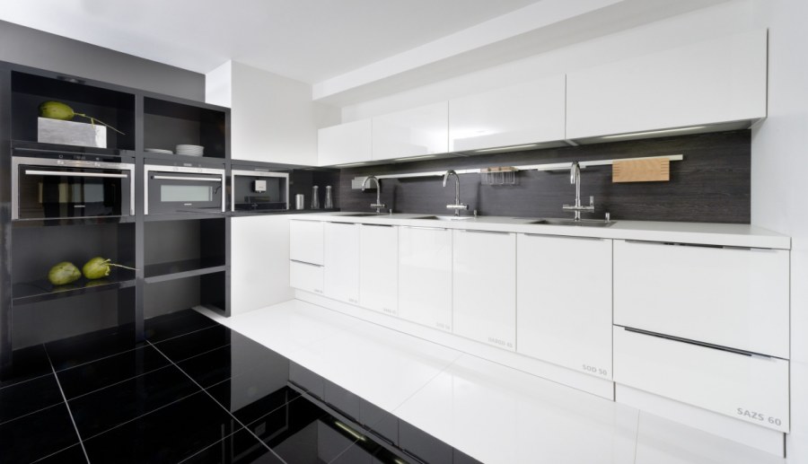 Белая кухня с черными профильными ручками