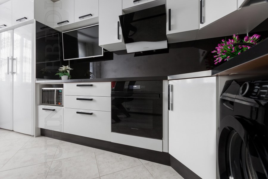 Глянцевая кухня с ручками