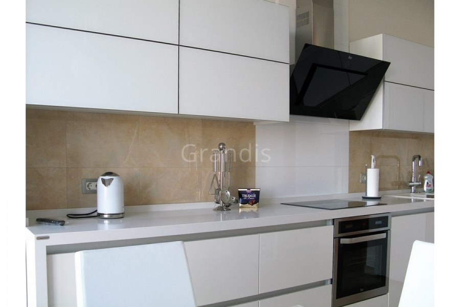 Белая глянцевая кухня без ручек