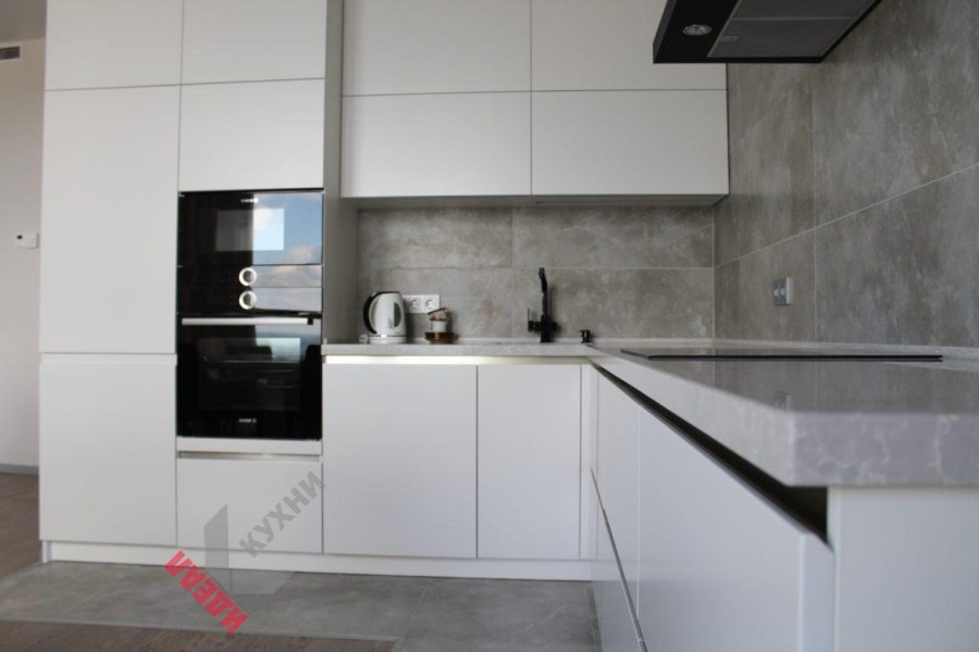 Белая кухня без ручек