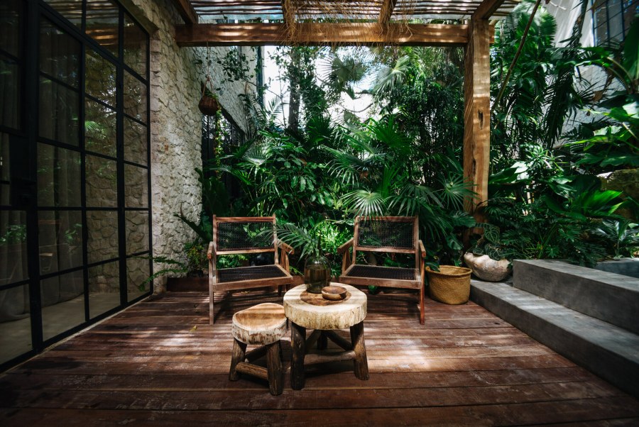 Вилла утопающая в тени деревьев