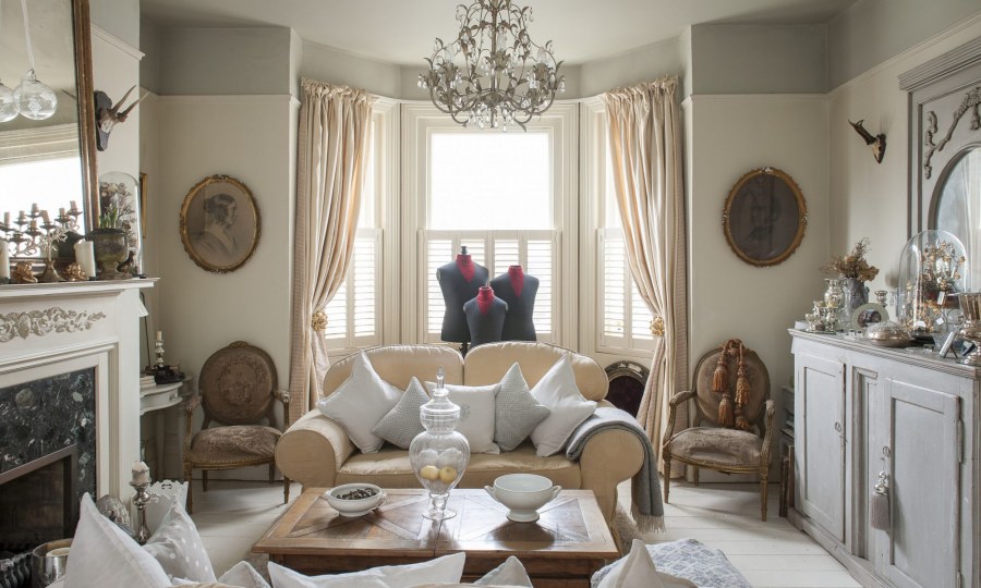 Светлая гостиная в английском стиле