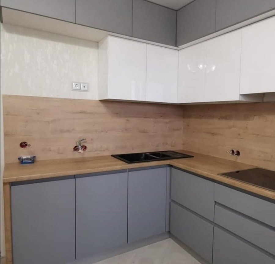 Кухни с деревянной столешницей и фартуком