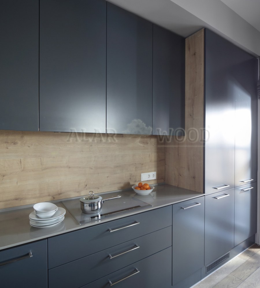 Серая кухня столешница дерево