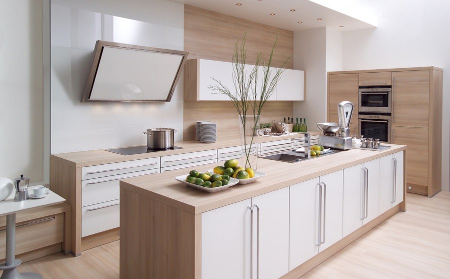 Кухня белая с деревом