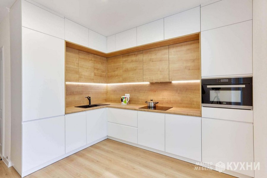 Кухня белый глянец и дерево