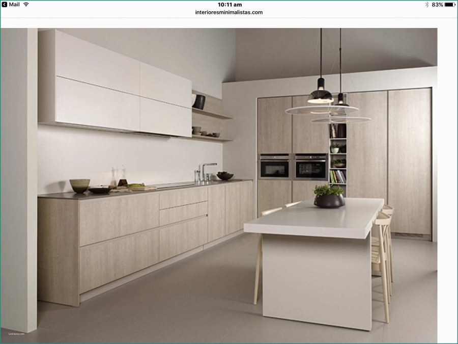 Кухня Модерн светлая с деревом