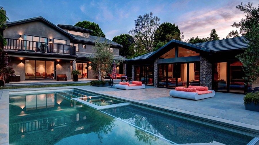 Дом с бассейном