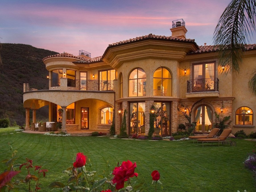 Вилла в испано-мавританском стиле