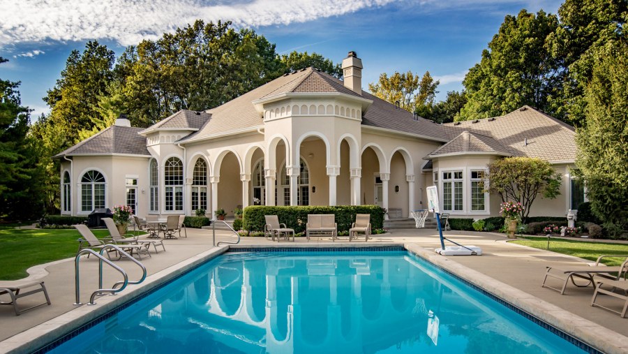 Особняк с бассейном