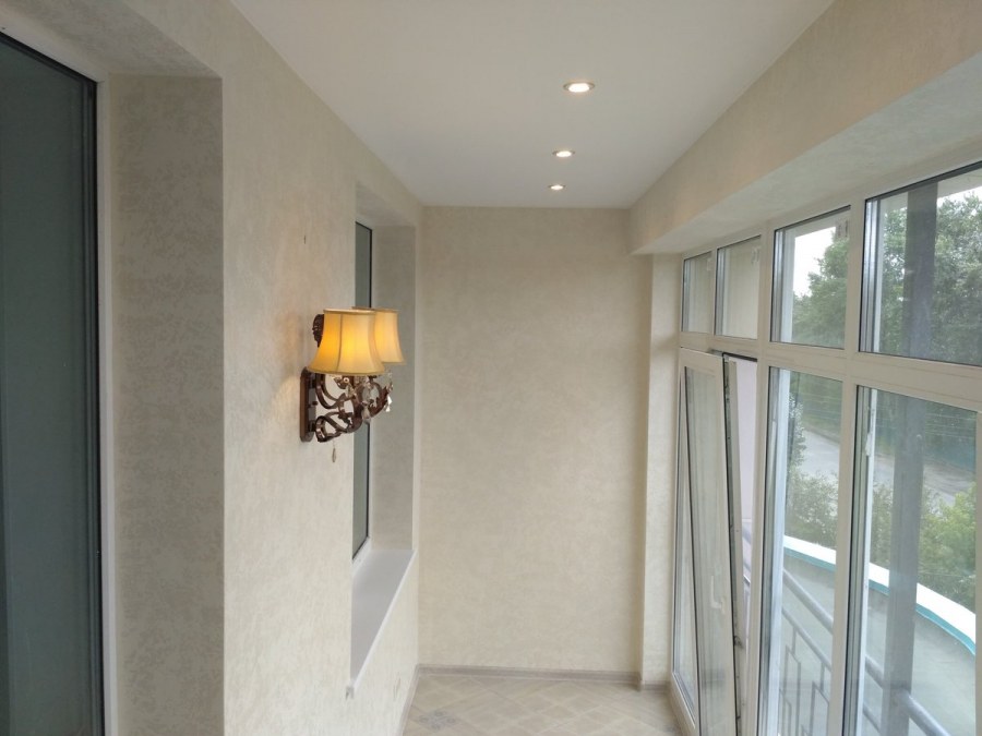 Отделка балкона короедом