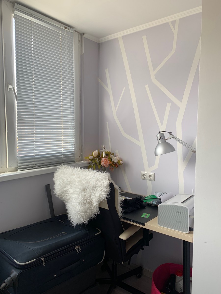 Покраска стен на балконе