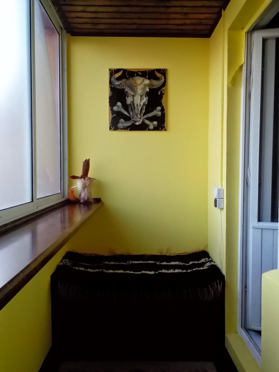 Покраска стен на балконе