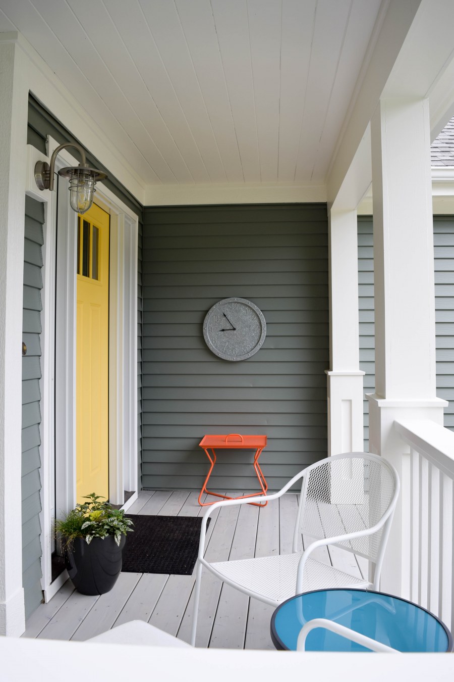 Балкон с крашеннойвагонкой