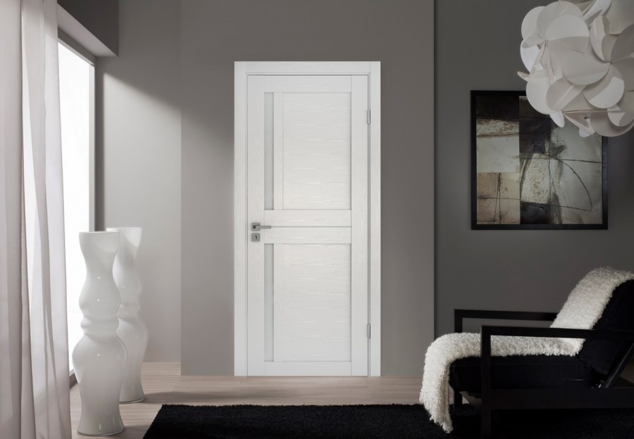 Бежевая входная дверь в интерьере