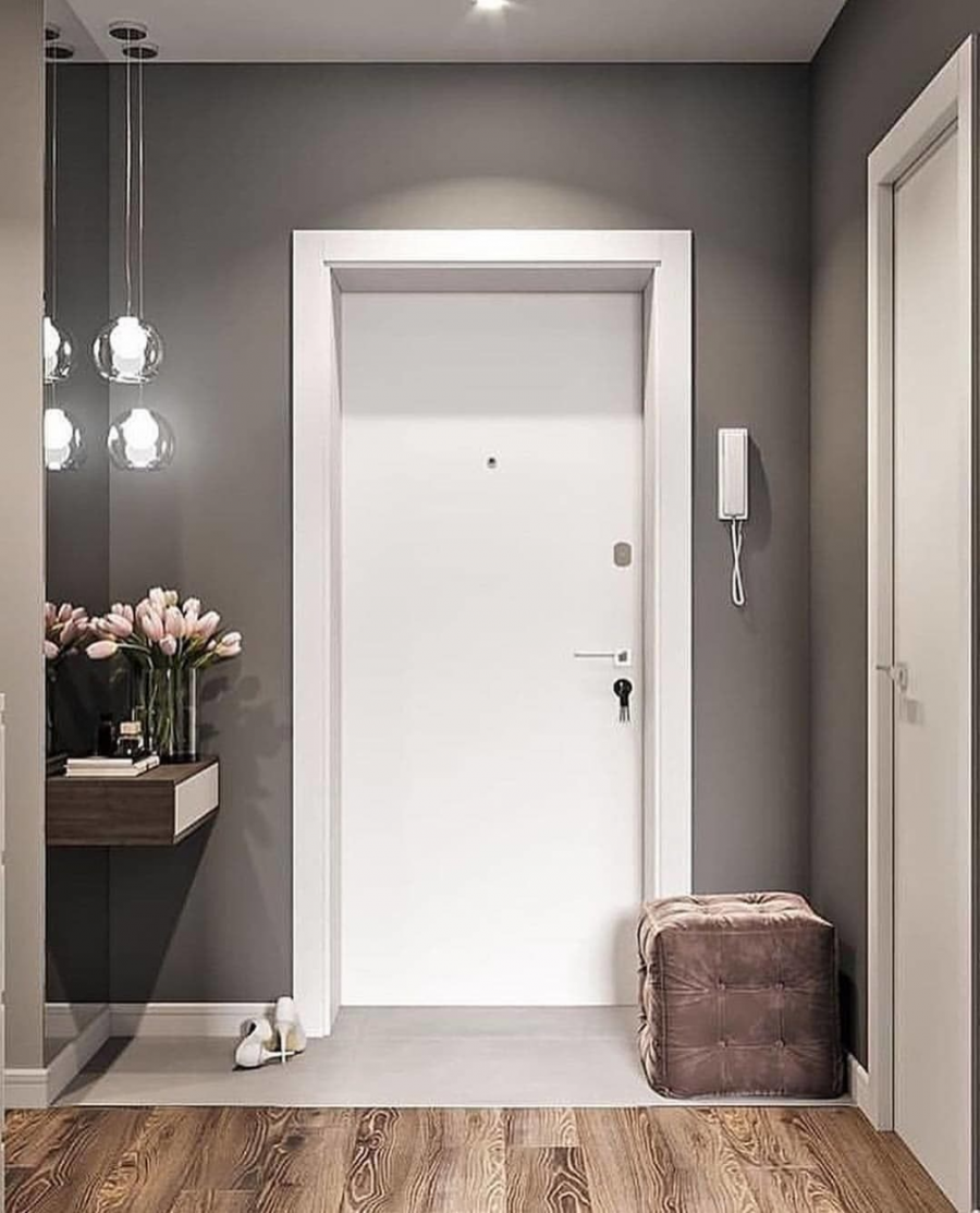 Входная дверь в прихожей