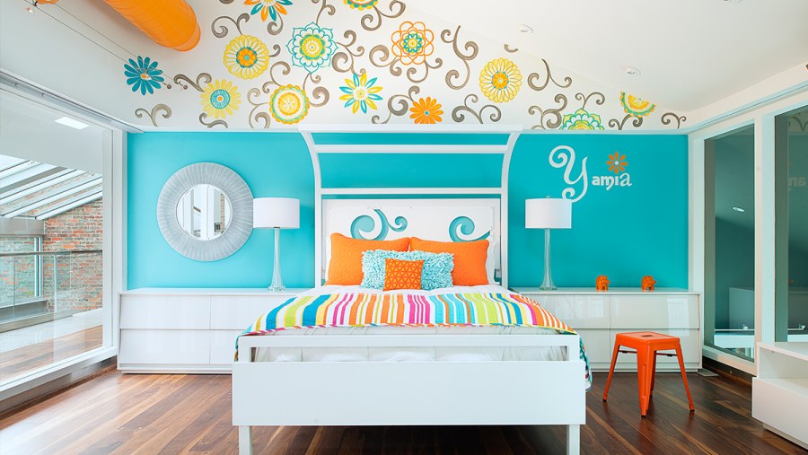 Яркие стены в детской для девочки