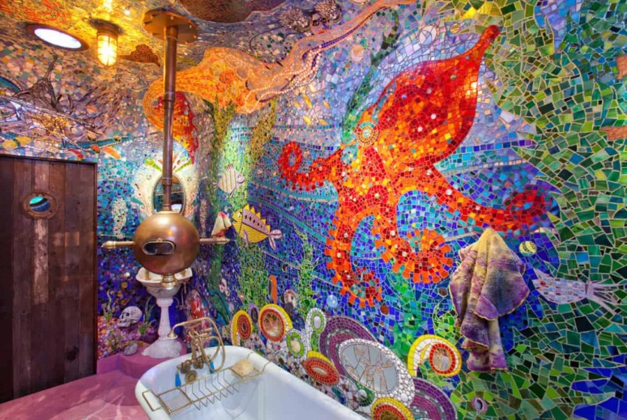 Мозаика в стиле Гауди в ванной