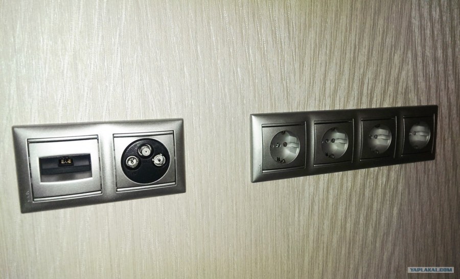 Розетки в комнате