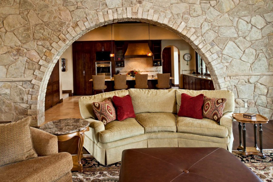 Арка в доме отделанная камнем