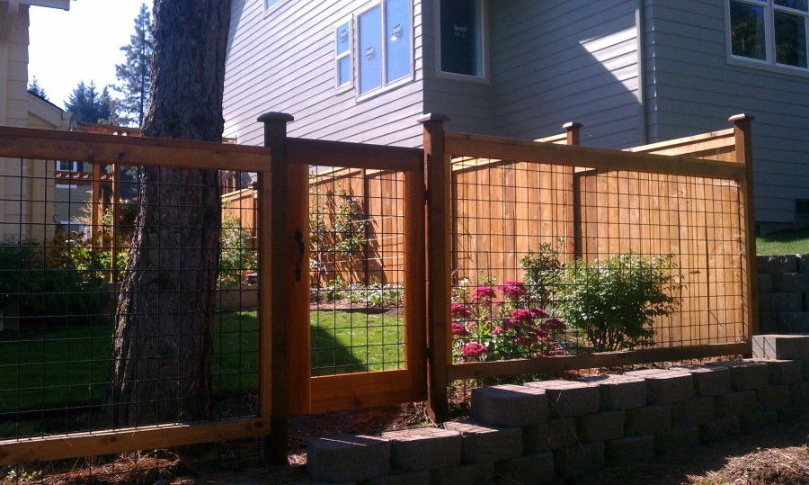 Забор из сетки и дерева