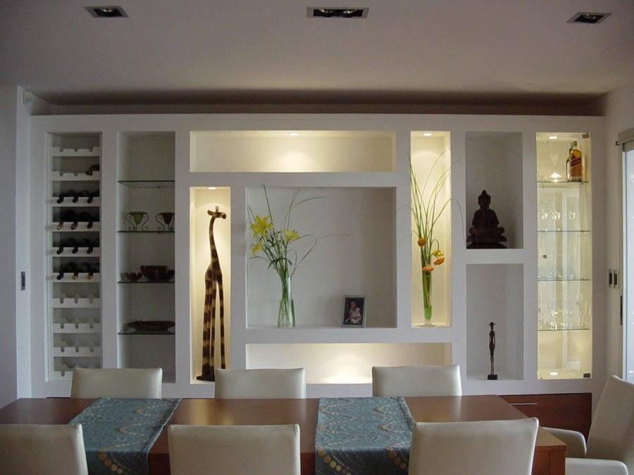 Встроенные полки в гостиной