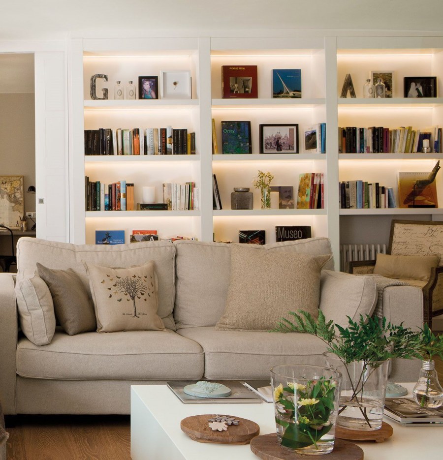 Стена в гостиной с книжными полками