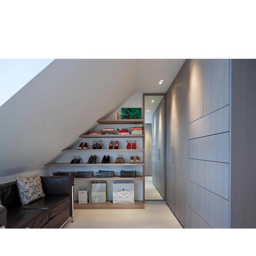 Гардеробная в мансардной комнате