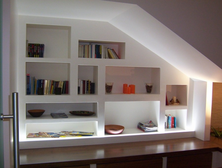 Книжные полки встроенные в стену