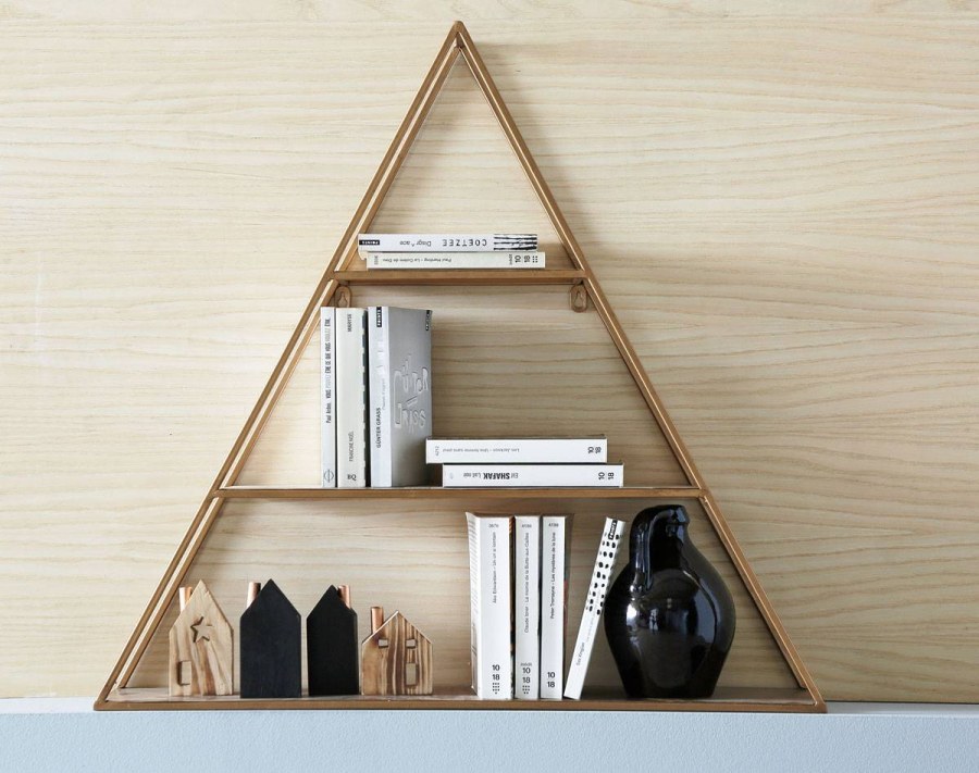 Треугольный стеллаж