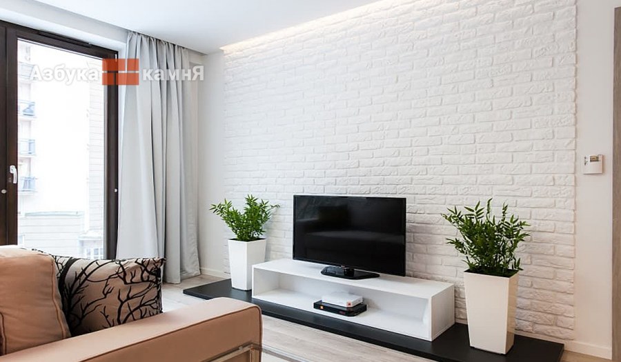 Декоративный кирпич в интерьере гостиной