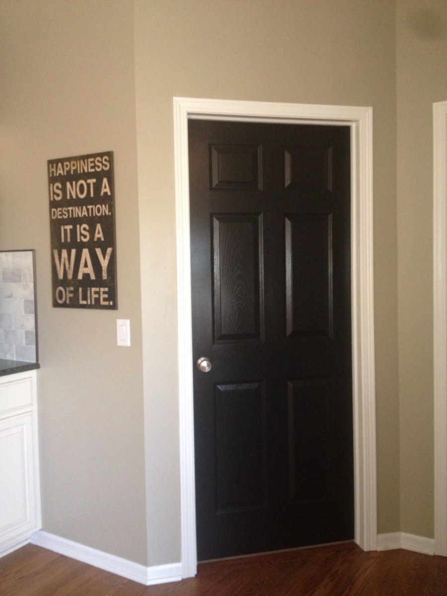 Белые двери черный плинтус