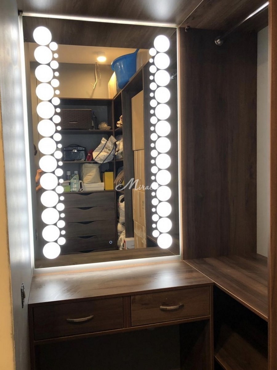 Гардеробная с зеркалом с подсветкой