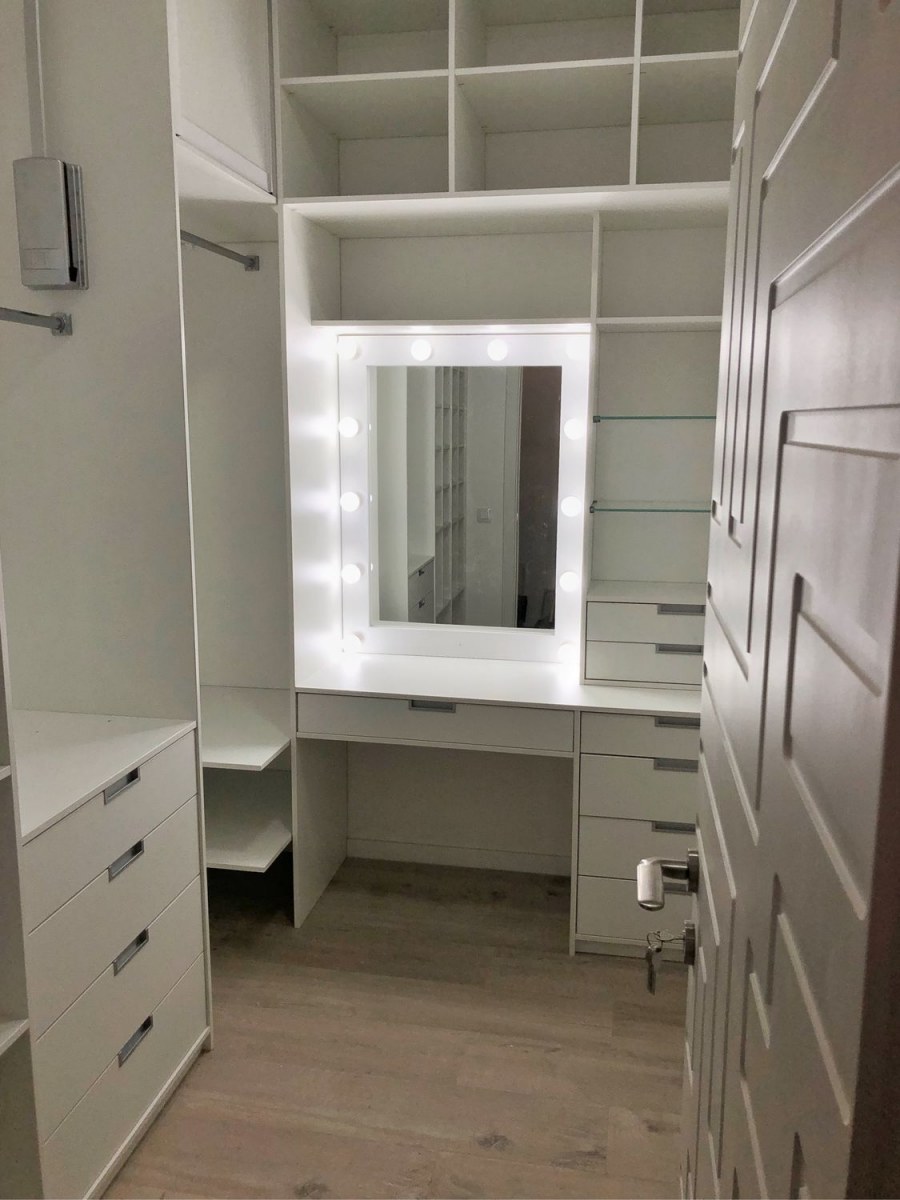 Гардеробная с туалетным столиком