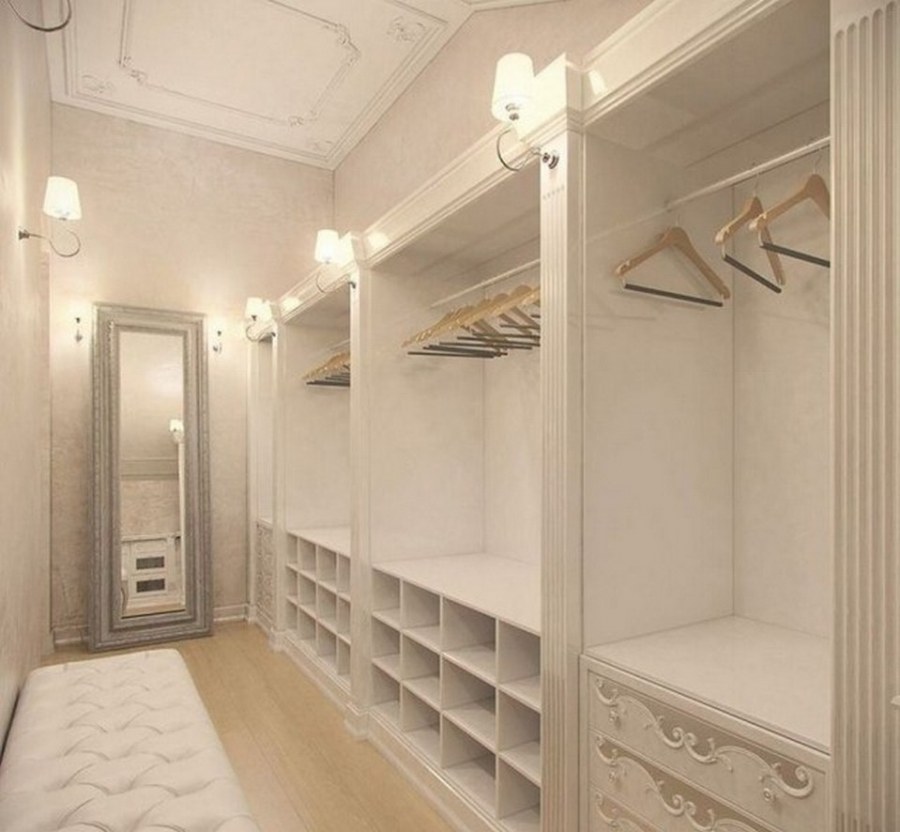 Гардеробная с большим зеркалом