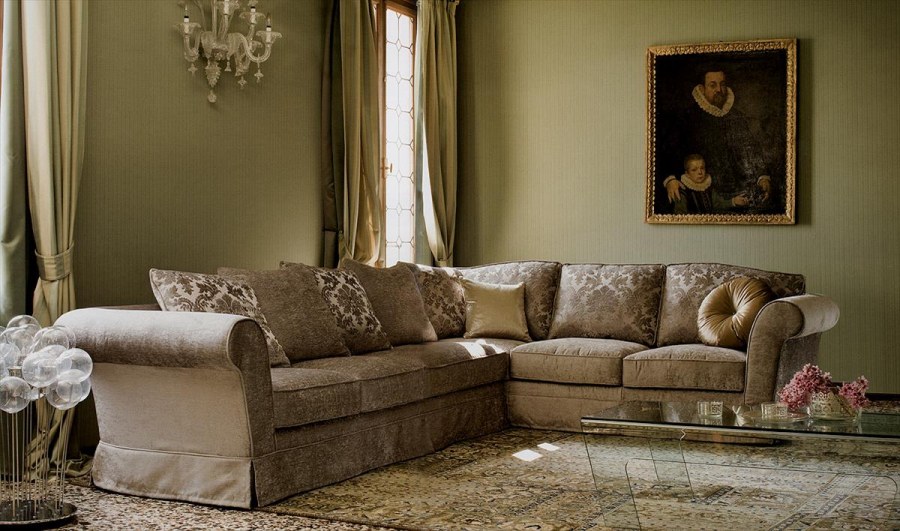 Угловой диван в классическом стиле