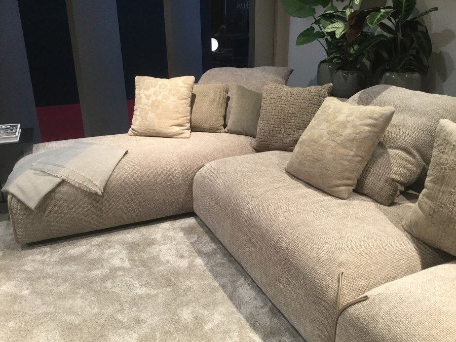 Серо бежевый диван